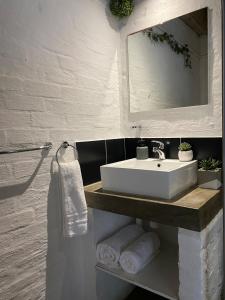 Et badeværelse på The Nook at Maboneng -24hr security, WiFi, cozy home