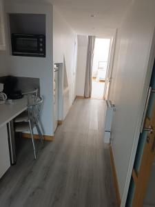 een woonkamer met een tafel en een eetkamer bij Les hortensias in Lannion