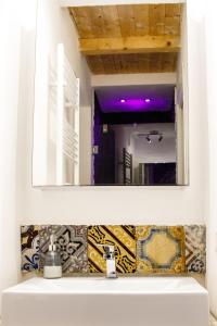 espejo sobre un lavabo en el baño en Valverde Home, en Palermo