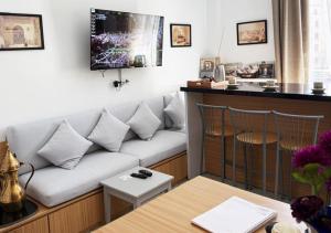 ein Wohnzimmer mit Sofa und Tisch in der Unterkunft Marhaba Inn Hostel in Kairo