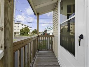 En balkon eller terrasse på A Whelk on the Beach-Lower Duplex
