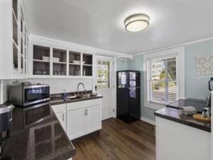 Køkken eller tekøkken på A Whelk on the Beach-Lower Duplex