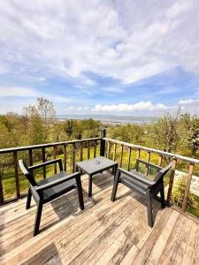 une terrasse en bois avec deux bancs et une table dans l'établissement Sapanca life garden bungalov, à Sapanca 8 autres photos