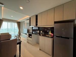 Η κουζίνα ή μικρή κουζίνα στο Surin Mida Grande residence with jacuzzi and sea view - Bang Tao & Surin beach