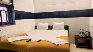 Postel nebo postele na pokoji v ubytování Hotel Kamal - Mumbai Hotels