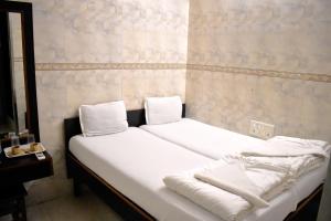 Postel nebo postele na pokoji v ubytování Hotel Kamal - Mumbai Hotels