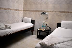 Postel nebo postele na pokoji v ubytování Hotel Kamal - Mumbai Hotels