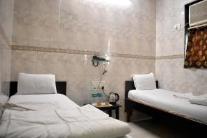 Postel nebo postele na pokoji v ubytování Hotel Kamal - Mumbai Hotels + 27 fotografií