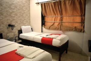 Postel nebo postele na pokoji v ubytování Hotel Kamal - Mumbai Hotels