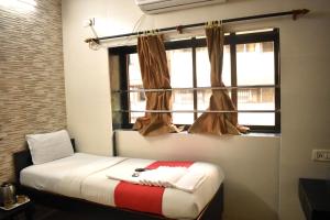 Postel nebo postele na pokoji v ubytování Hotel Kamal - Mumbai Hotels