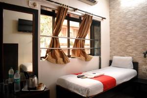 Postel nebo postele na pokoji v ubytování Hotel Kamal - Mumbai Hotels