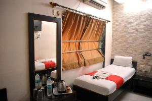 Postel nebo postele na pokoji v ubytování Hotel Kamal - Mumbai Hotels