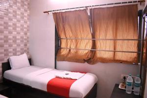Postel nebo postele na pokoji v ubytování Hotel Kamal - Mumbai Hotels