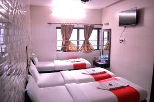 Postel nebo postele na pokoji v ubytování Hotel Kamal - Mumbai Hotels