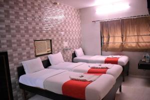 Postel nebo postele na pokoji v ubytování Hotel Kamal - Mumbai Hotels