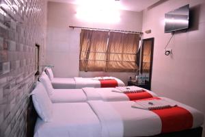 Postel nebo postele na pokoji v ubytování Hotel Kamal - Mumbai Hotels