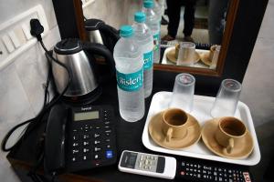 Příslušenství pro přípravu čaje a kávy v ubytování Hotel Kamal - Mumbai Hotels