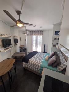 a bedroom with a bed and a ceiling fan at Estudio con Piscina, Playa y Wifi in Denia