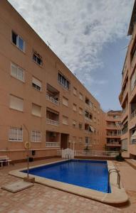 una piscina frente a un edificio en Calle Galeon, en Torrevieja