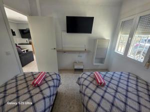 アリカンテにあるCasa Rural Natur Libreのベッドと壁にテレビが掛かった寝室 +26枚の写真