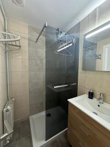 un baño con ducha y lavabo en Calafell Beach Apartment, en Calafell 5 fotos más