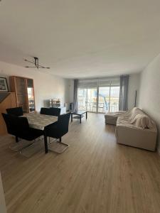 Una sala de estar con una cama, una mesa y sillas. en Calafell Beach Apartment, en Calafell