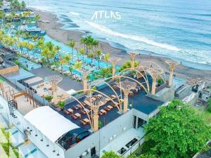 een luchtzicht op een resort in de buurt van het strand bij Villa Selah in Canggu
