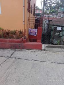 una calle vacía frente a un edificio en Destiny's Transient and Boarding House 2nd, en Baguio