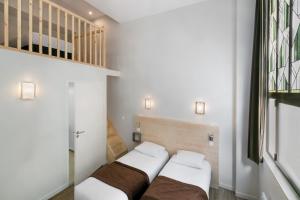 Postel nebo postele na pokoji v ubytování Hotel Foch Nancy Gare + 34 fotografií
