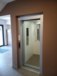 オラデアにあるApartament Westの建物廊下鏡