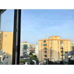 ein Blick auf eine Stadt aus einem Fenster mit Gebäuden in der Unterkunft Helios II - Free Parking - By Lcdsol in Torremolinos + 32 Fotos