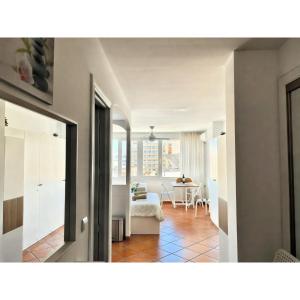 ein Wohnzimmer mit Blick auf ein Wohnzimmer in der Unterkunft Helios II - Free Parking - By Lcdsol in Torremolinos