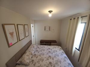 a small bedroom with a bed and a window at Sinta-se em casa em um lar provisório e completo! in Aracaju +62 photos