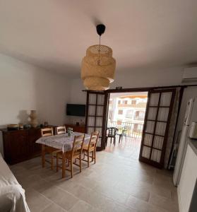 TV a/nebo společenská místnost v ubytování Siestamar Beach Apartment, refurbished, renové, renovado 2025