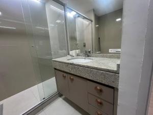 a bathroom with a sink and a shower at BLEND MARISTA! Compacto de Luxo no bairro mais nobre da cidade! in Goiânia +31 photos