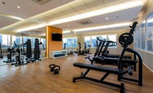 a gym with treadmills and exercise equipment in a room at BLEND MARISTA! Compacto de Luxo no bairro mais nobre da cidade! in Goiânia