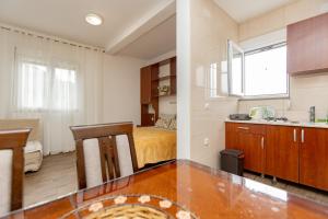 Kuchyň nebo kuchyňský kout v ubytování Apartments Oliva + 37 fotografií