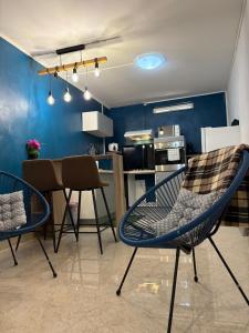 a living room with two chairs and a kitchen at Appartement Syla Au in Labattoir