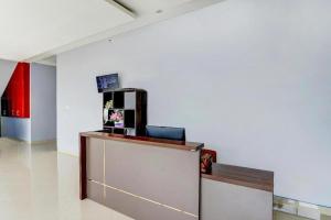 TV a/nebo společenská místnost v ubytování Hotel O Beda Arga Near Rs Royal Prima Ayahanda