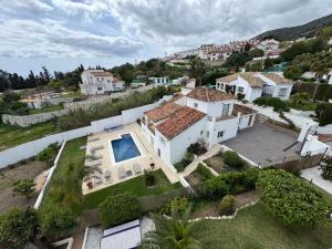widok z lotu ptaka na dom z podwórkiem w obiekcie Luxury Villa Andalucia Seaview Private Pool close to Centre w mieście Benalmádena