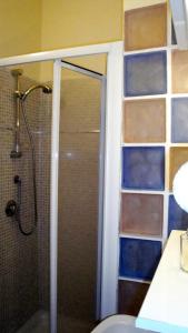 リエーティにあるホテル エウロパのガラスドア付きのシャワー付きのバスルーム