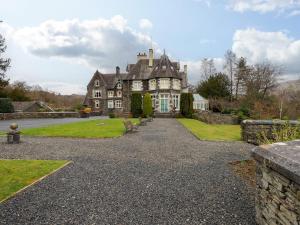 una casa grande con un camino que conduce a ella en The Lookout, en Ambleside