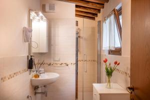 Koupelna v ubytování Mivà di Più Casa Vacanza + 31 fotografií