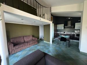 un salon avec un canapé et une table dans l'établissement Moonlight house a 50 mt dal mare Noto Marina, à Noto Marina