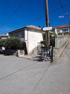 a street sign in front of a house at Edo Apartman 1 in Senj