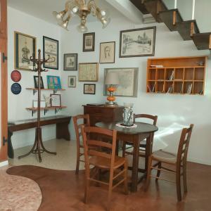 a dining room with a table and chairs at Radetzky Rooms in Cervignano del Friuli