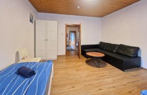 Ruang duduk di Worker's Apartment in Bergisch Gladbach