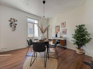 a dining room with a table and chairs at Le Canal,Hyper centre, Cosy, fibre, parking privée, 1 a 4 pers in Montargis