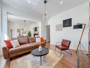 a living room with a couch and a table at Le Canal,Hyper centre, Cosy, fibre, parking privée, 1 a 4 pers in Montargis