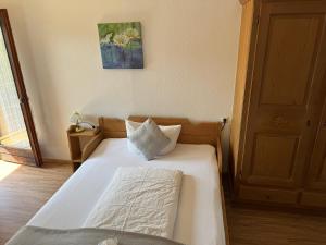 Postel nebo postele na pokoji v ubytování Hotel Restaurant Adler Stube